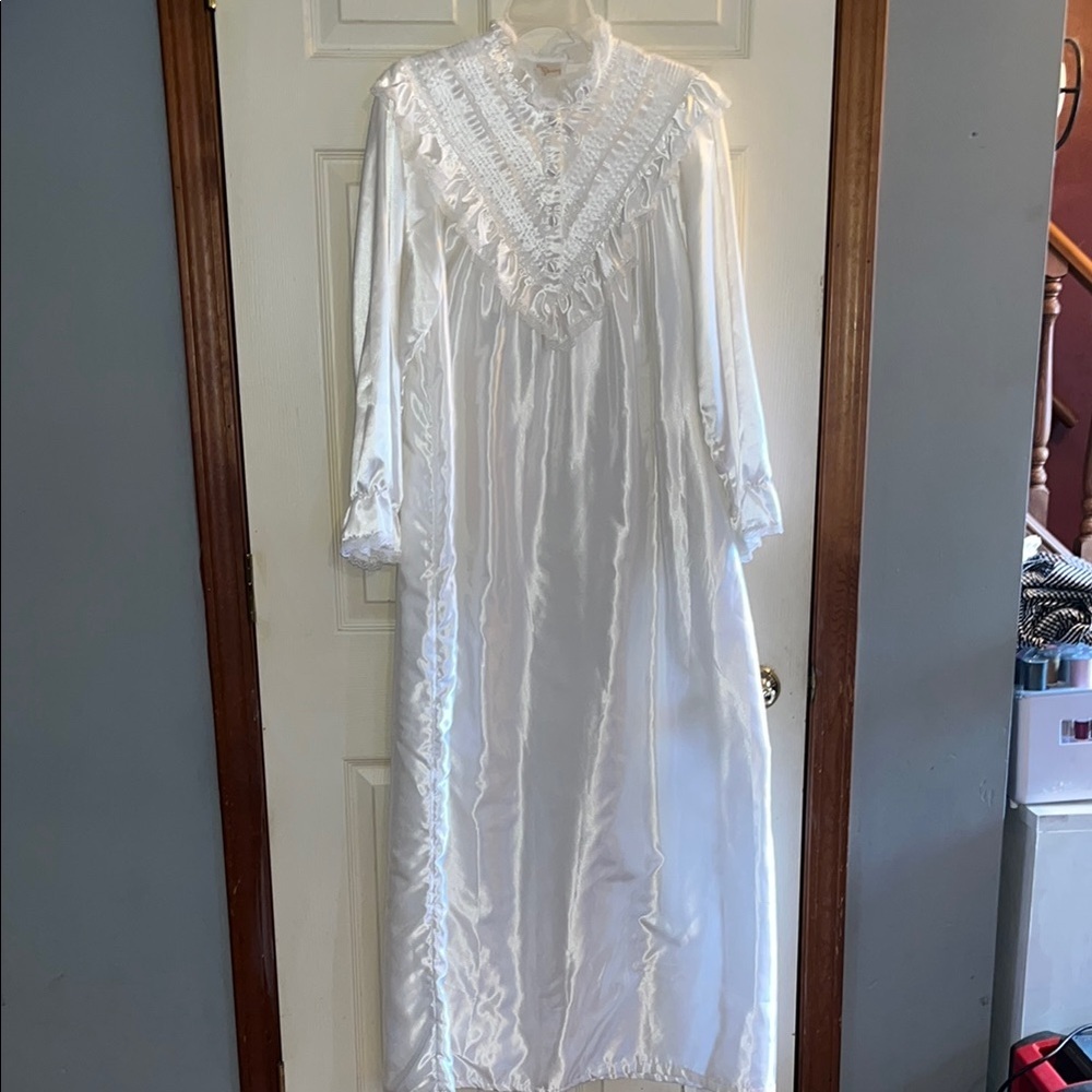 VTG- llise Stevens-M-White-Victorian Lace, long,Robe/nightgown with Long Sleeves